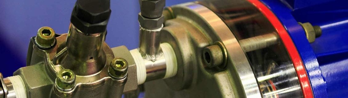 Un primer plano de un objeto de metal sobre un fondo azul.
