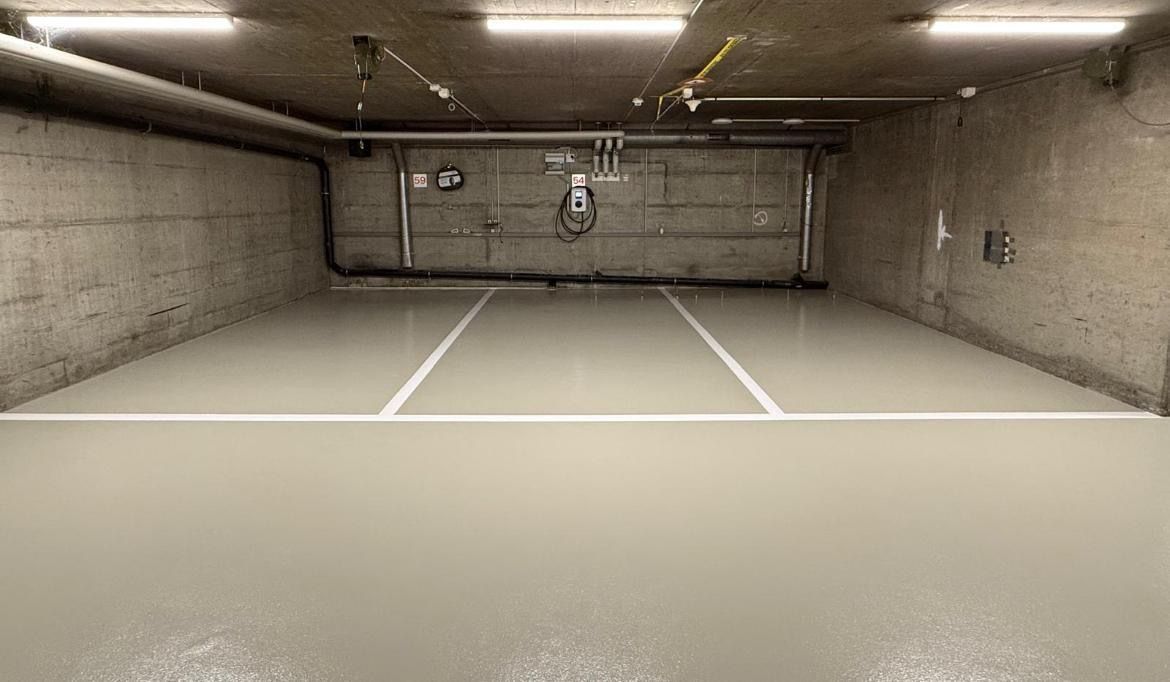 Zwei Personen beschichten einen Boden