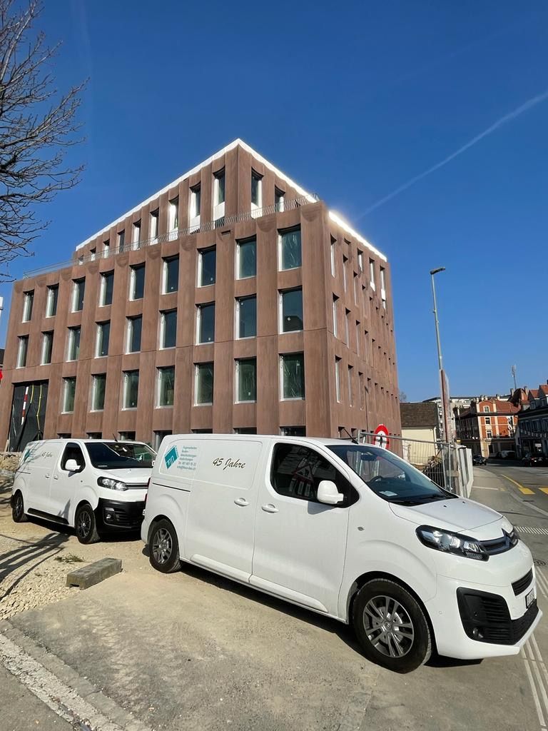 Zwei Personen bearbeiten eine Bodenfläche.