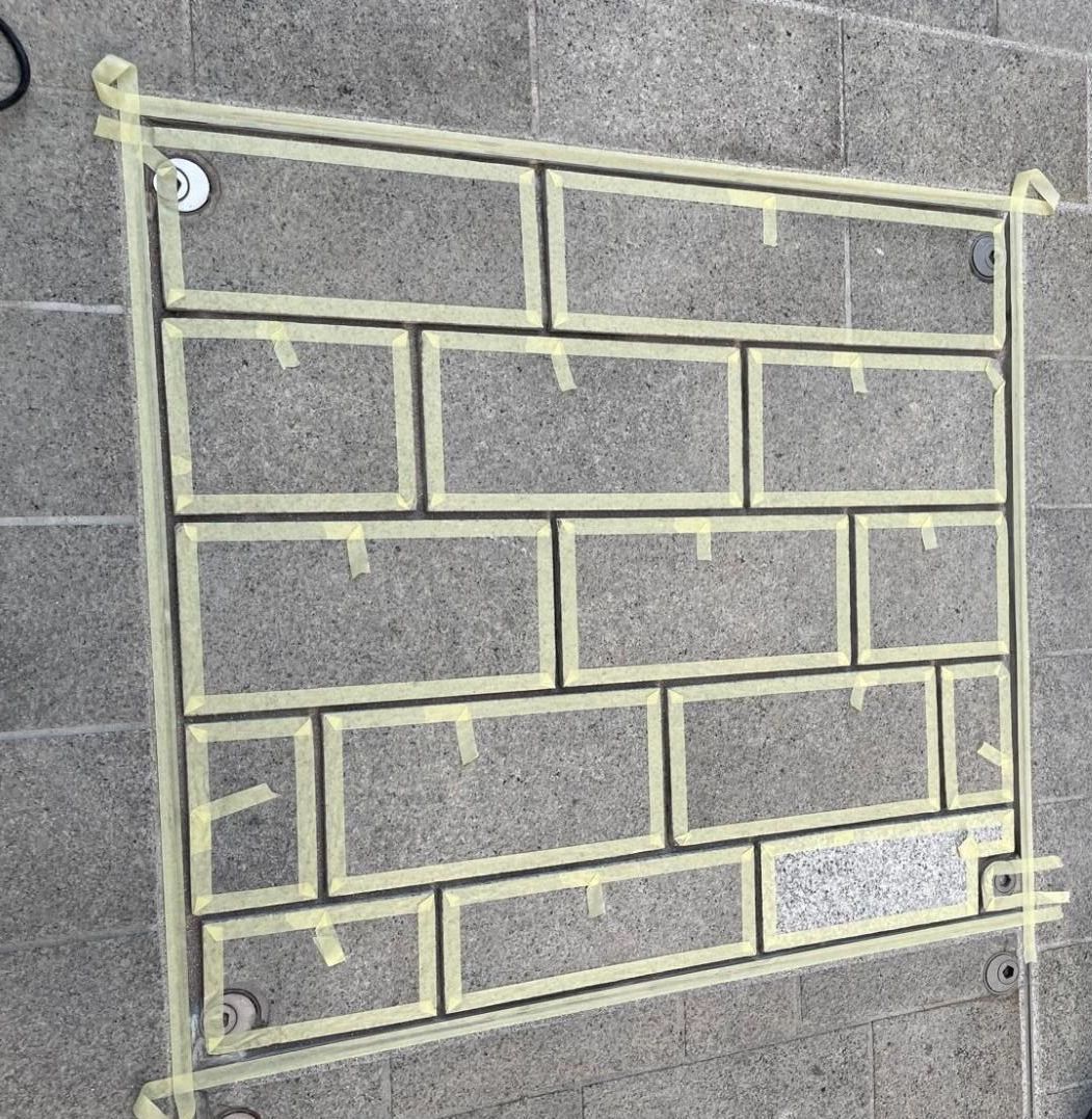 Person stricht einen Boden