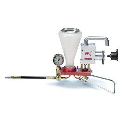 Handwerkerin richtet Fugenabdichtung ein