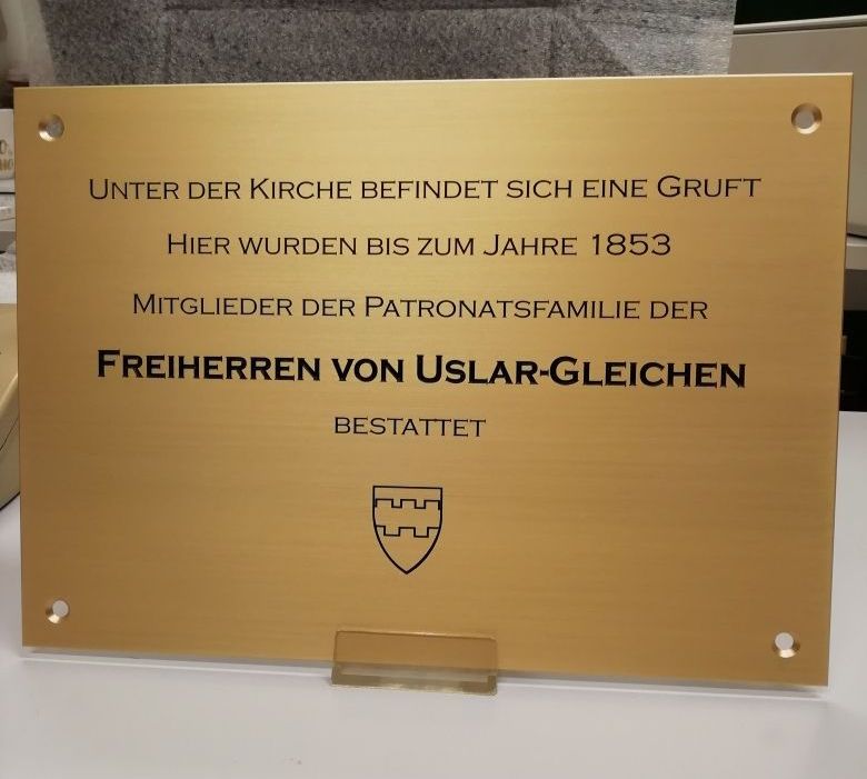 Messingschild, fein geschliffen, graviert und lackiert.
