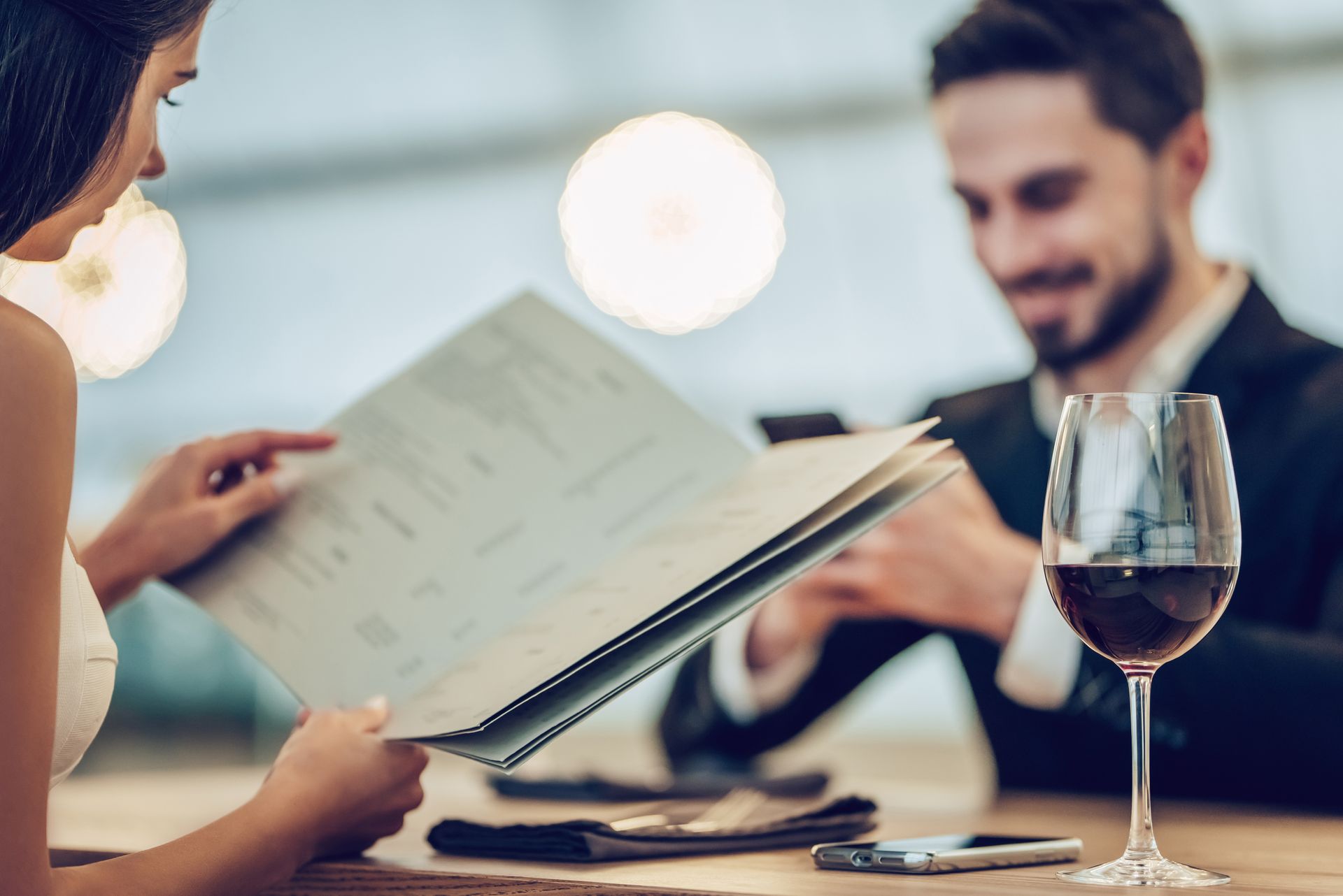 Couple au resataurant consultant la carte des menus