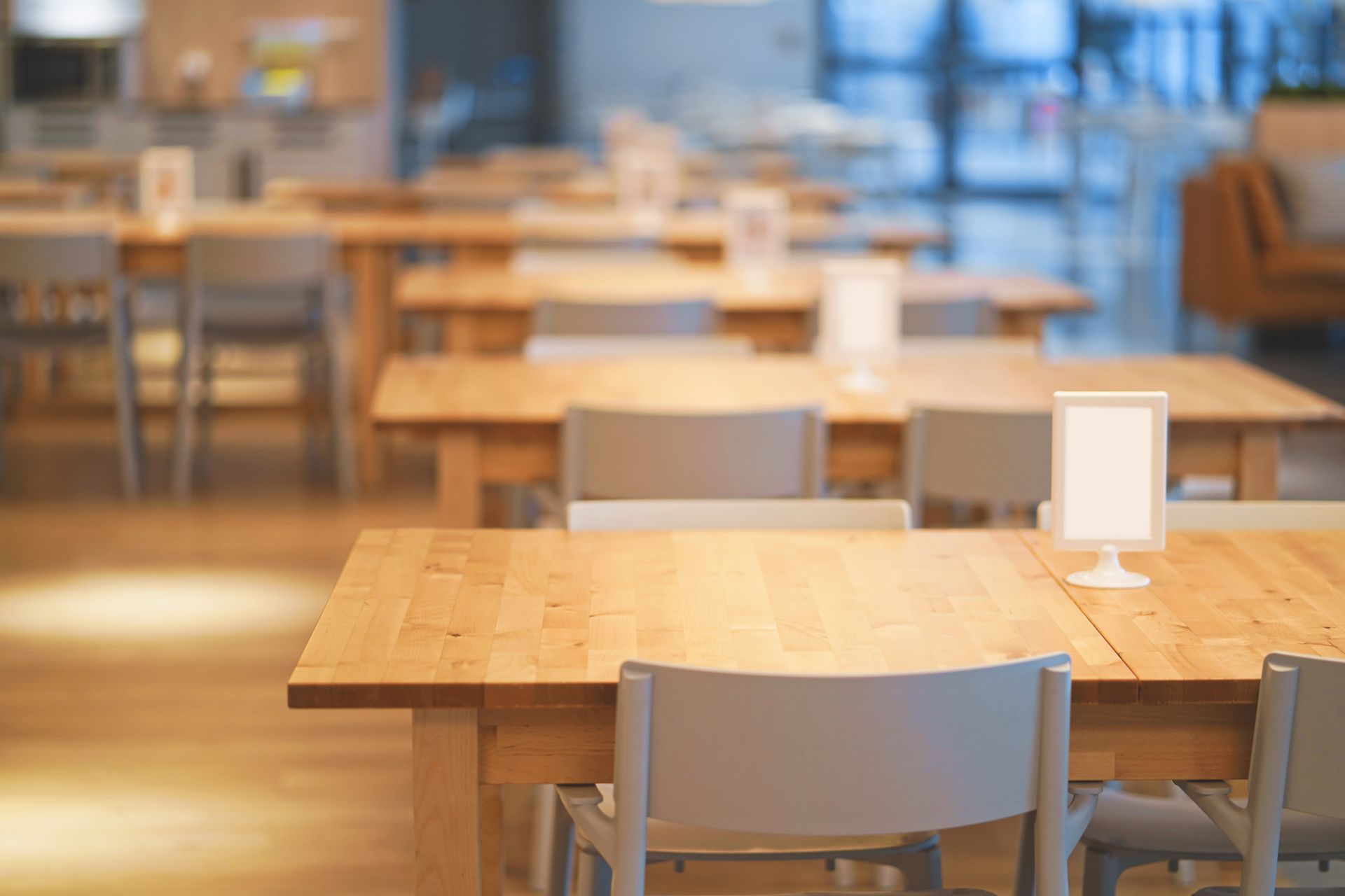 Salle de restaurant vide avec mobilier