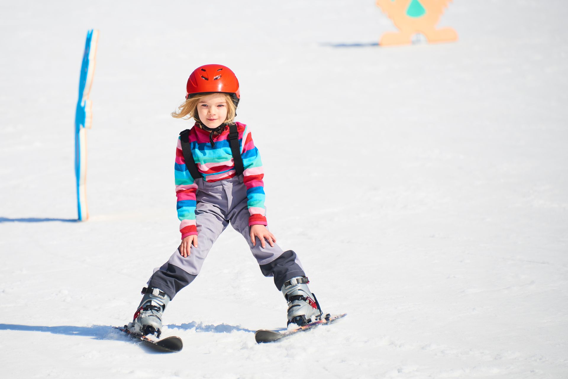 Petite fille sur des skis