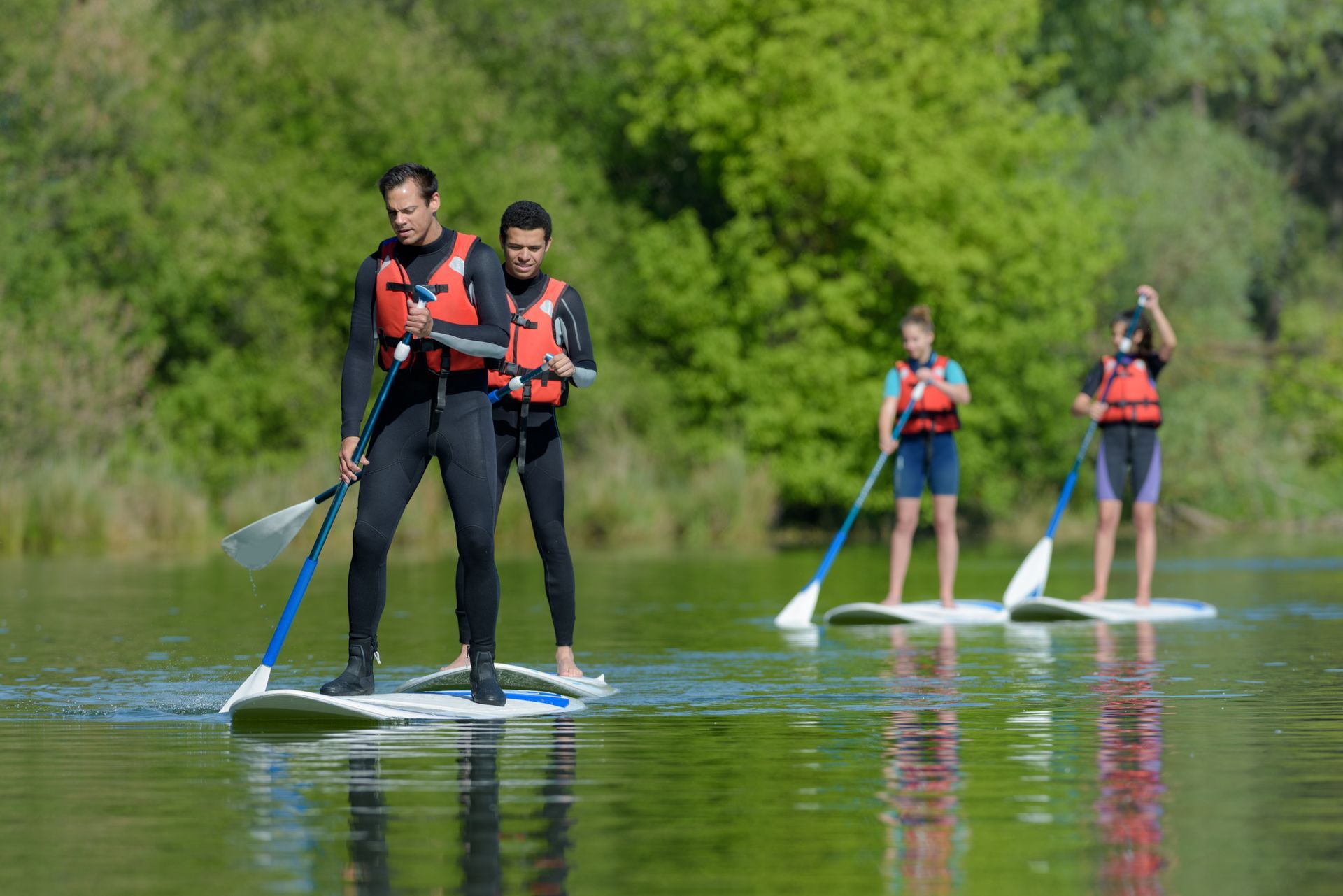 2 hommes et 2 femmes sur leurs paddles