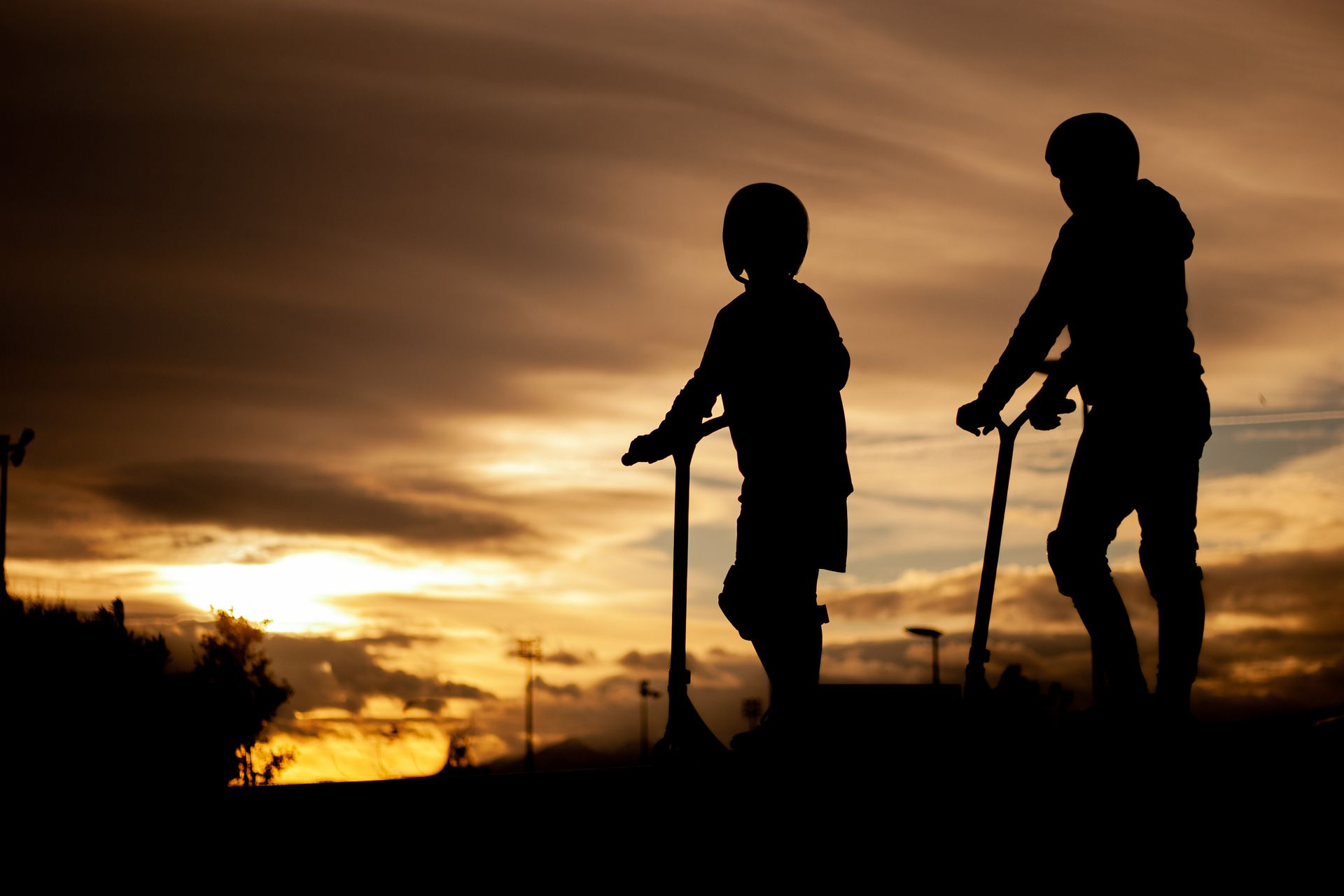 Silhouette de personnes à trottinette