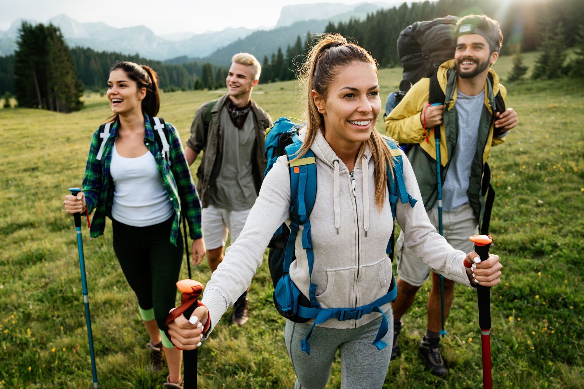 Groupe de personnes en randonnée en montagne