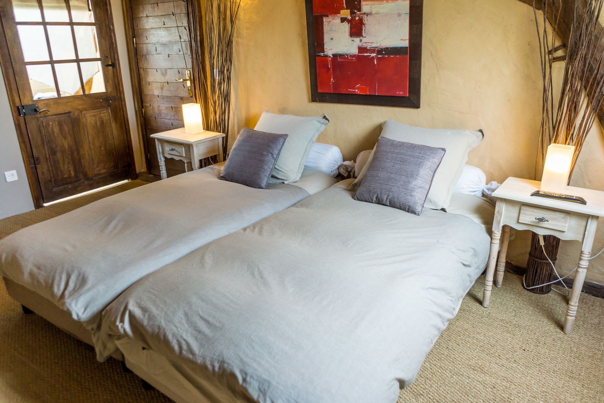 Lit double avec parure de draps blancs