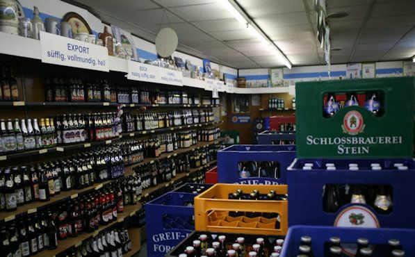 Bierkästen und einzelne Biere im Laden von Grabsch in Berlin