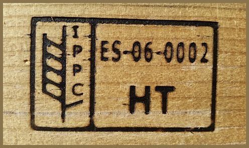 Un primer plano de un cartel de madera que dice es 06-0002 ht