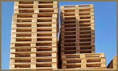 Una pila de paletas de madera contra un cielo azul