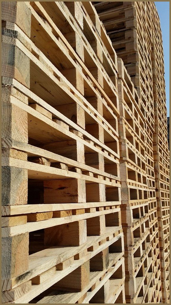 Una pila de paletas de madera apiladas una encima de otra.