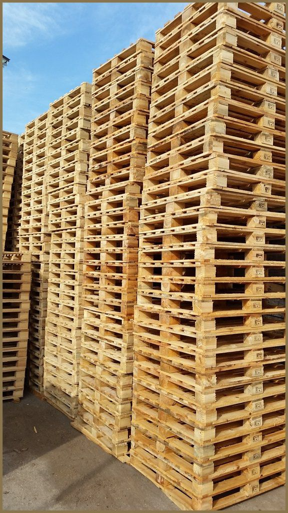 Una pila de paletas de madera se apilan una encima de otra.