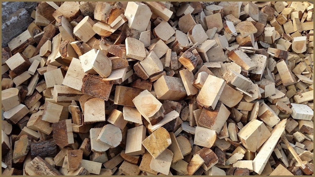 Una pila de leña cortada está en el suelo