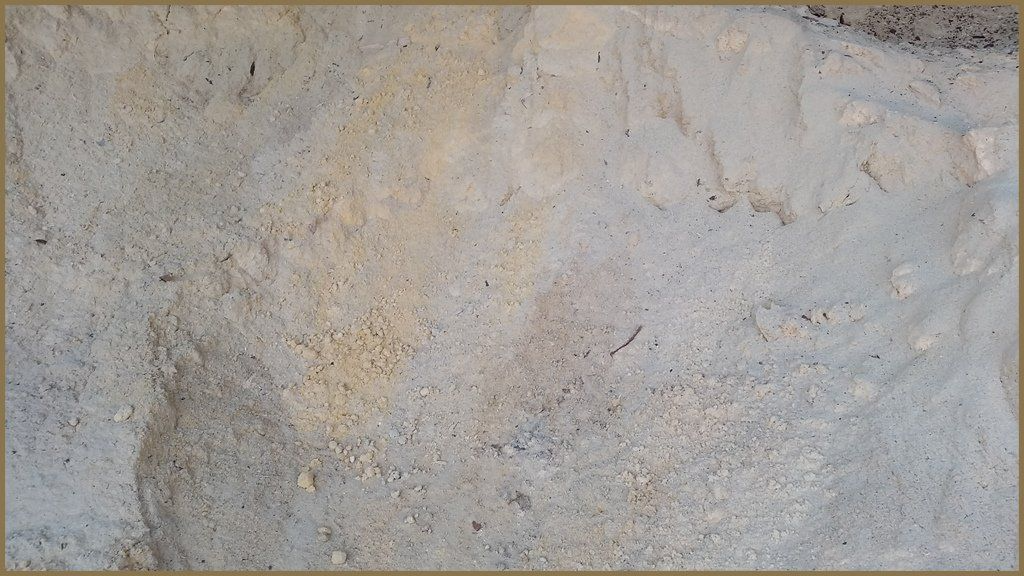 Un primer plano de una superficie de hormigón con un marco dorado alrededor.