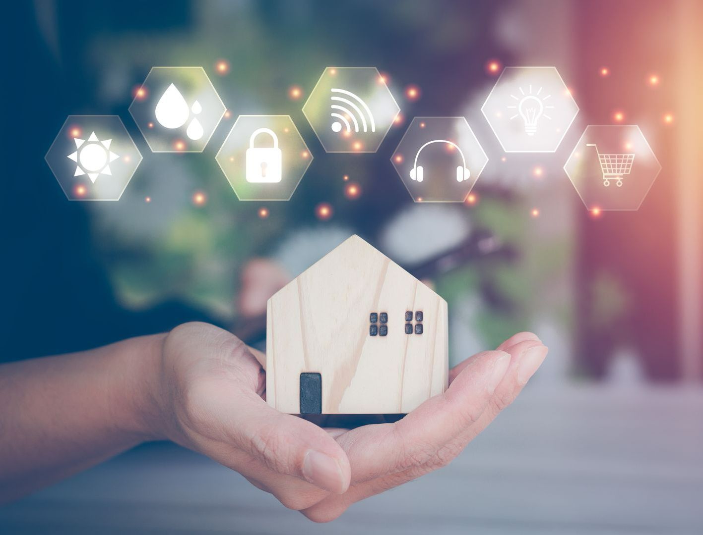 Une maison avec des picto de domotique autour