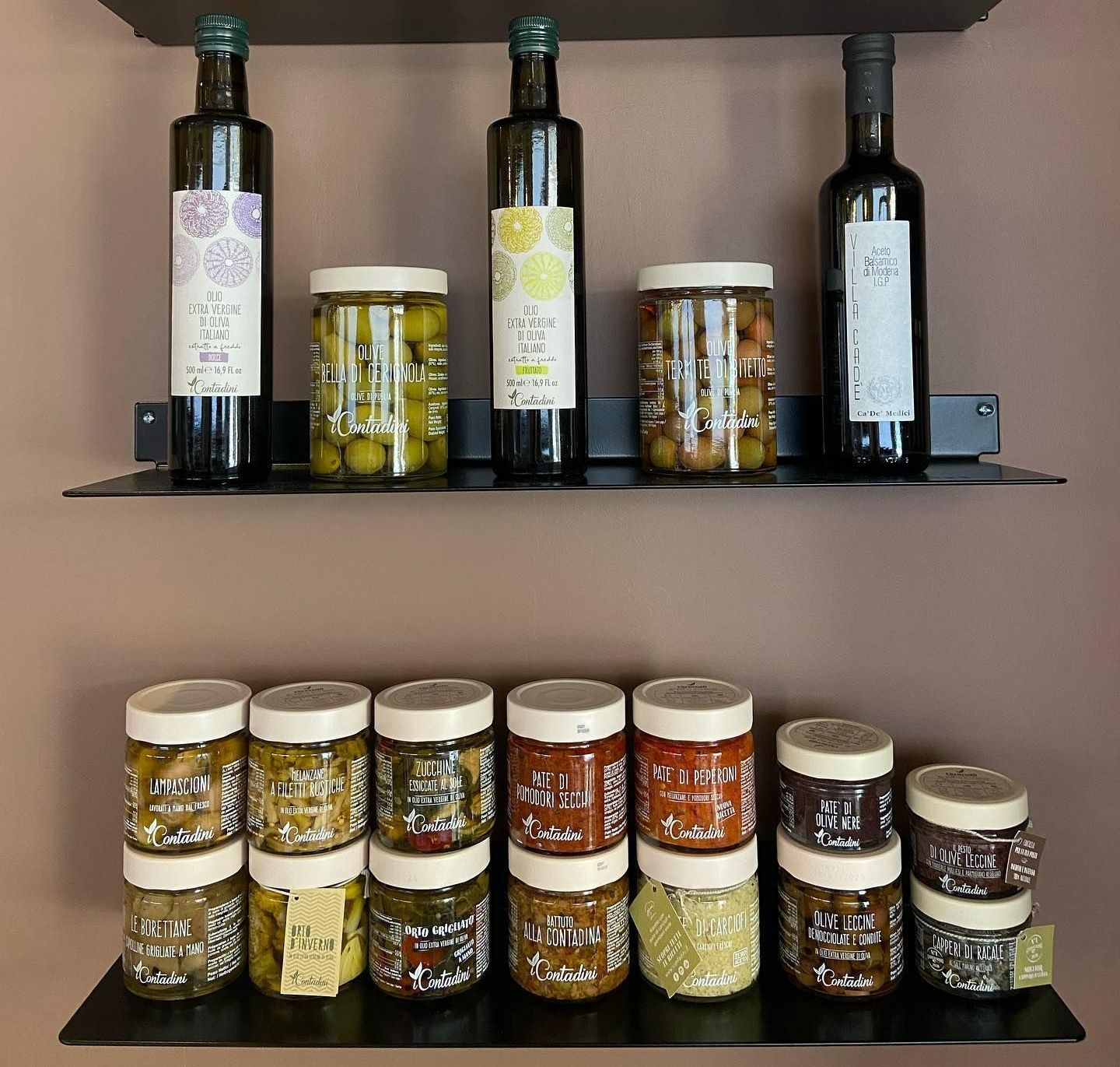 Plusieurs bocaux, et bouteilles sur des étagères