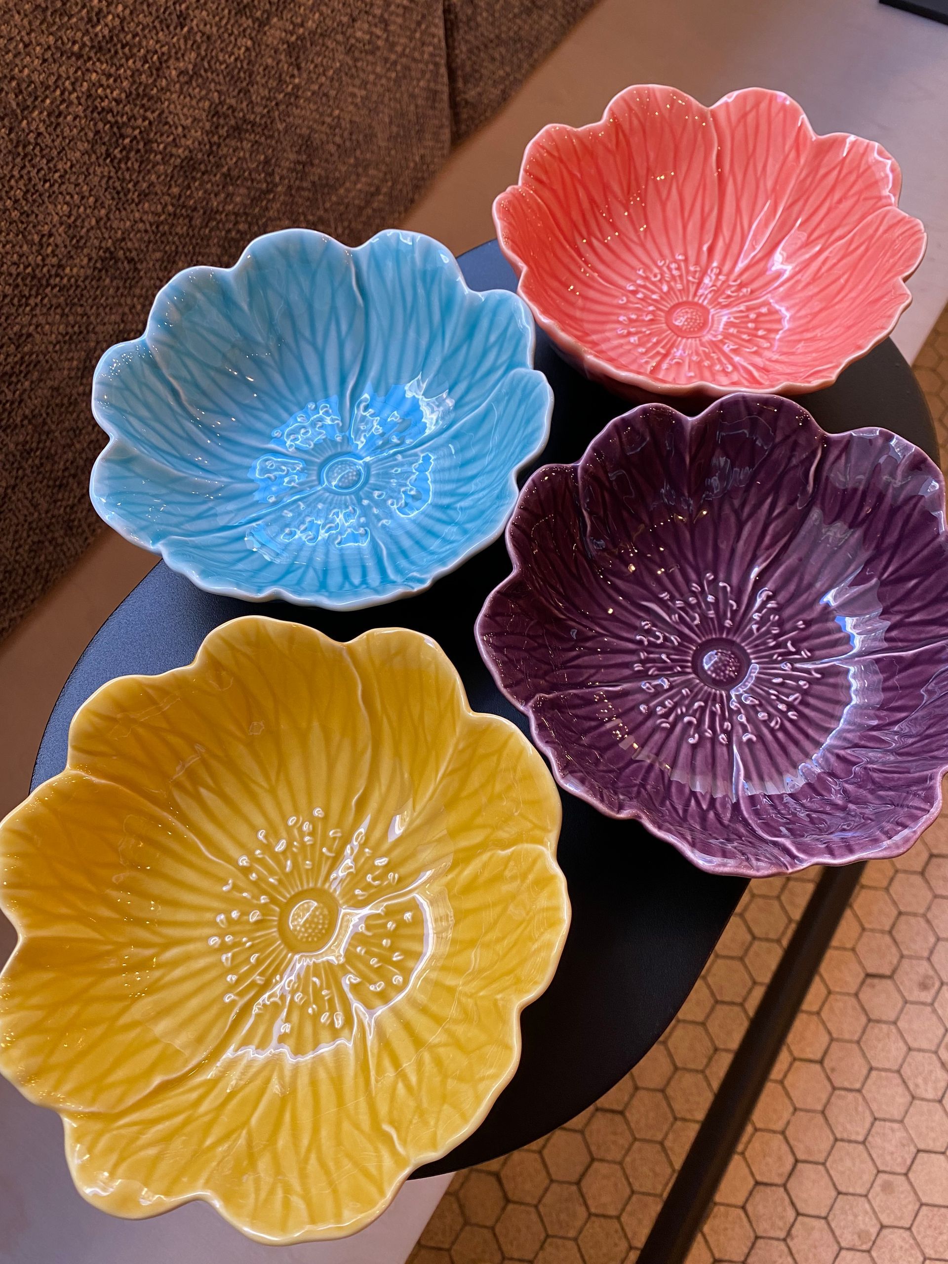 Femme qui prépare un colis de produits d'épicerie