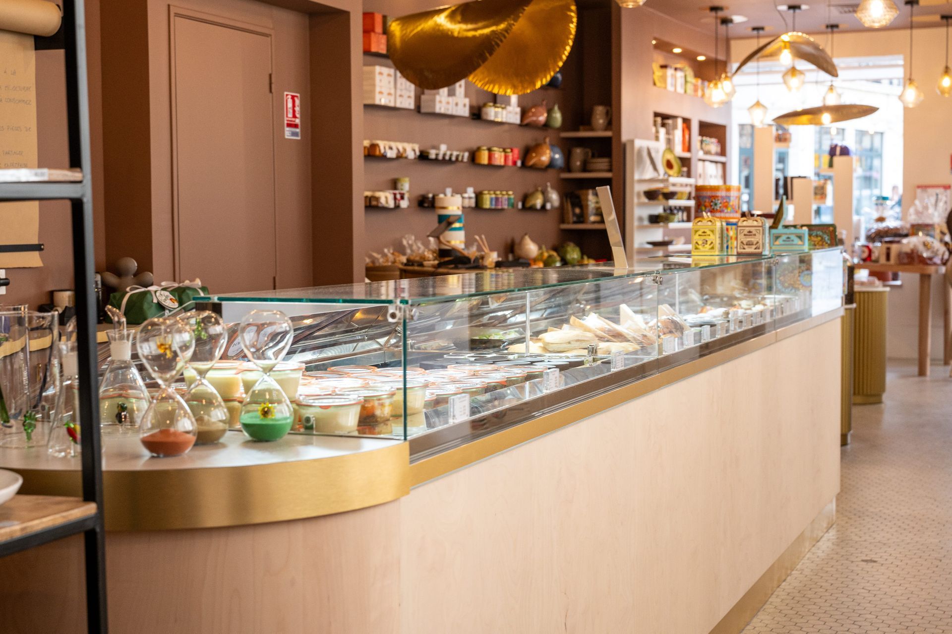 Comptoir avec les plats à emporter