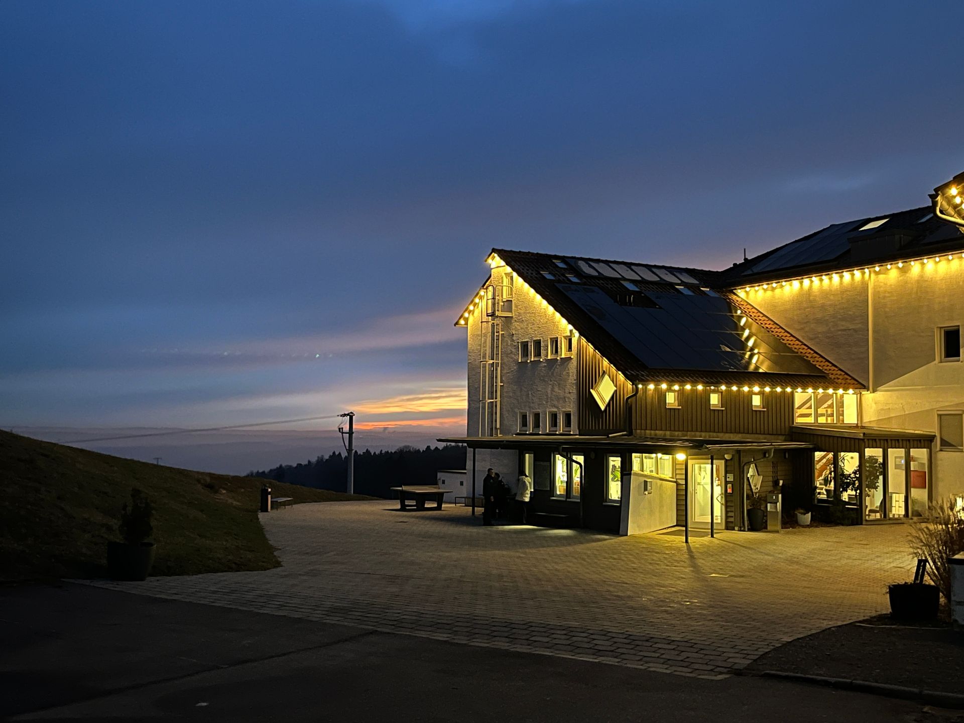 Haus Lutzenberg beleuchtet