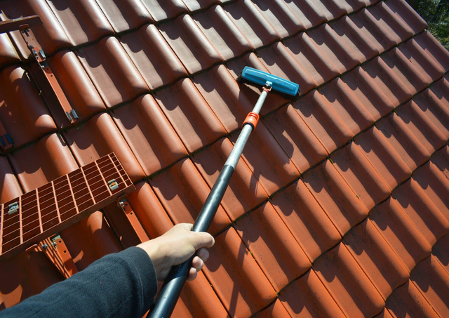 Nettoyage de toiture avec application d'un traitement hydrofuge