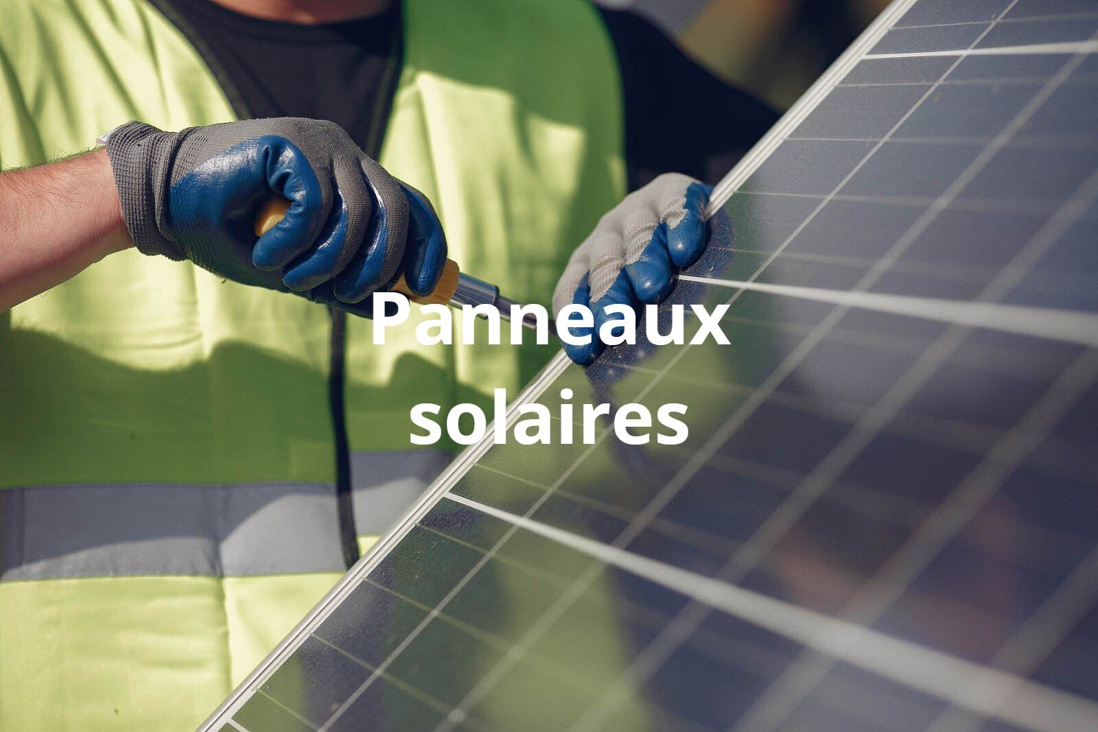 Spécialiste réalisant l'installation d'un panneau photovoltaïque