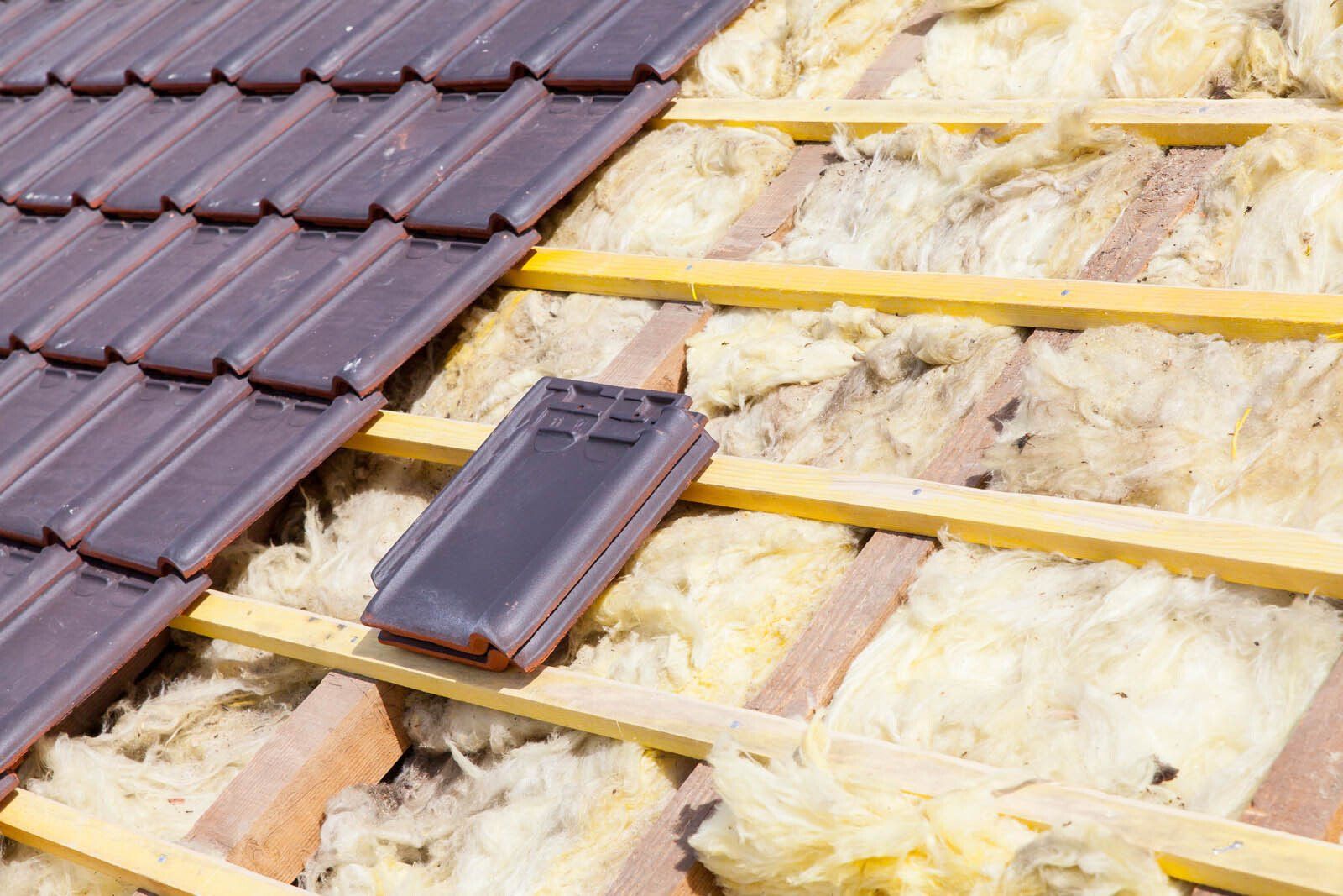 Tuiles grises sur un toit avec un comble isolé