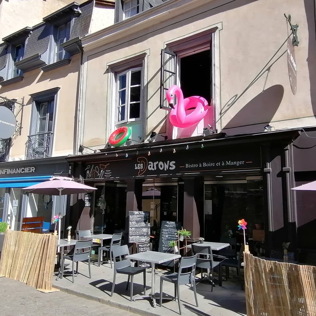 Restaurant avec terrasse, décorée d'un flamant rose gonflable et d'une bouée.