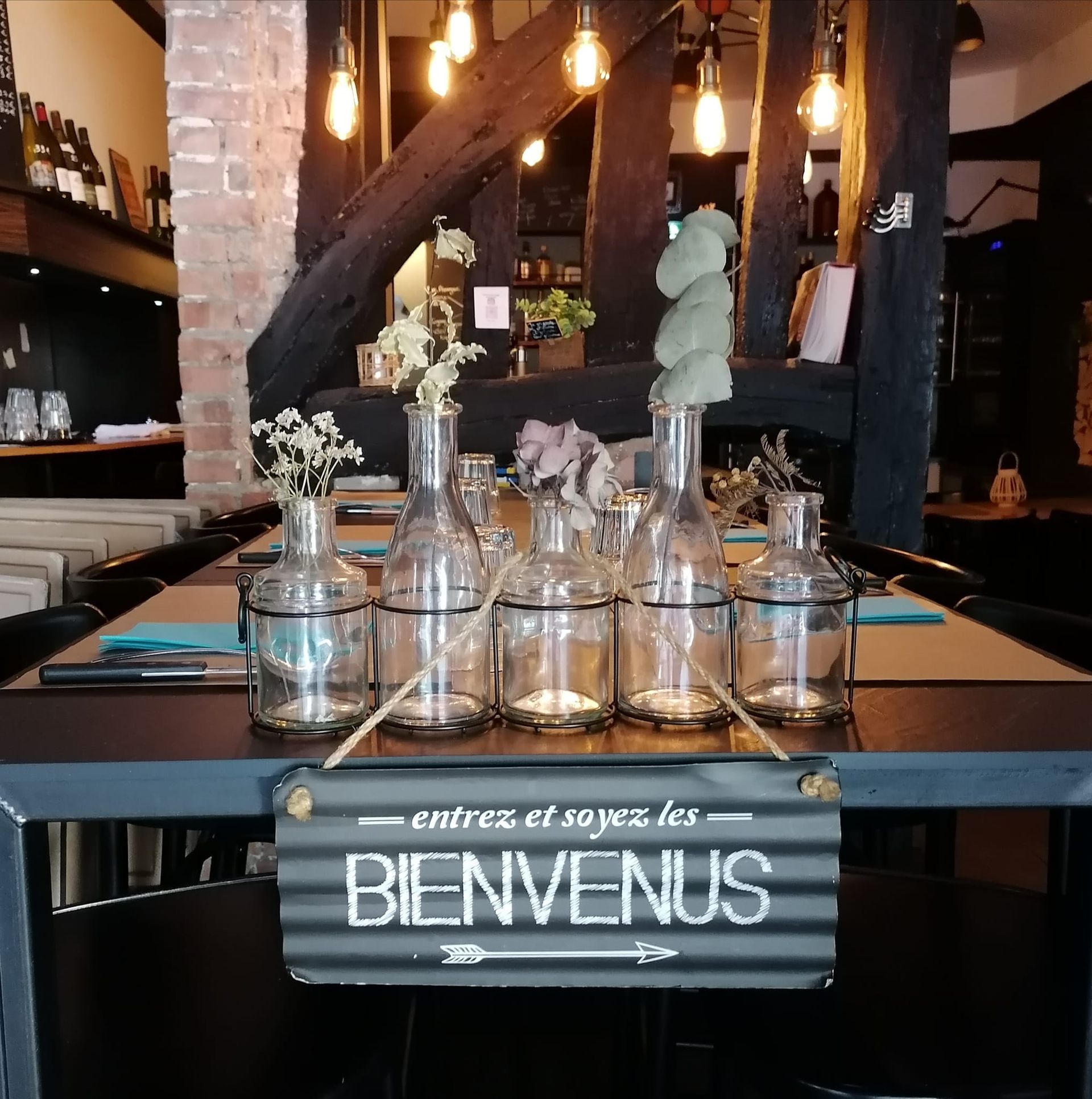 Entrée d'un restaurant avec un panneau de bienvenue.