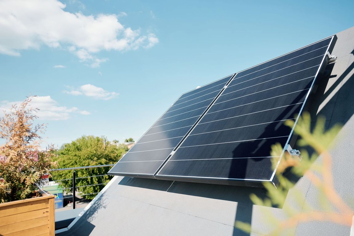 Panneaux photovoltaïques sur un toit