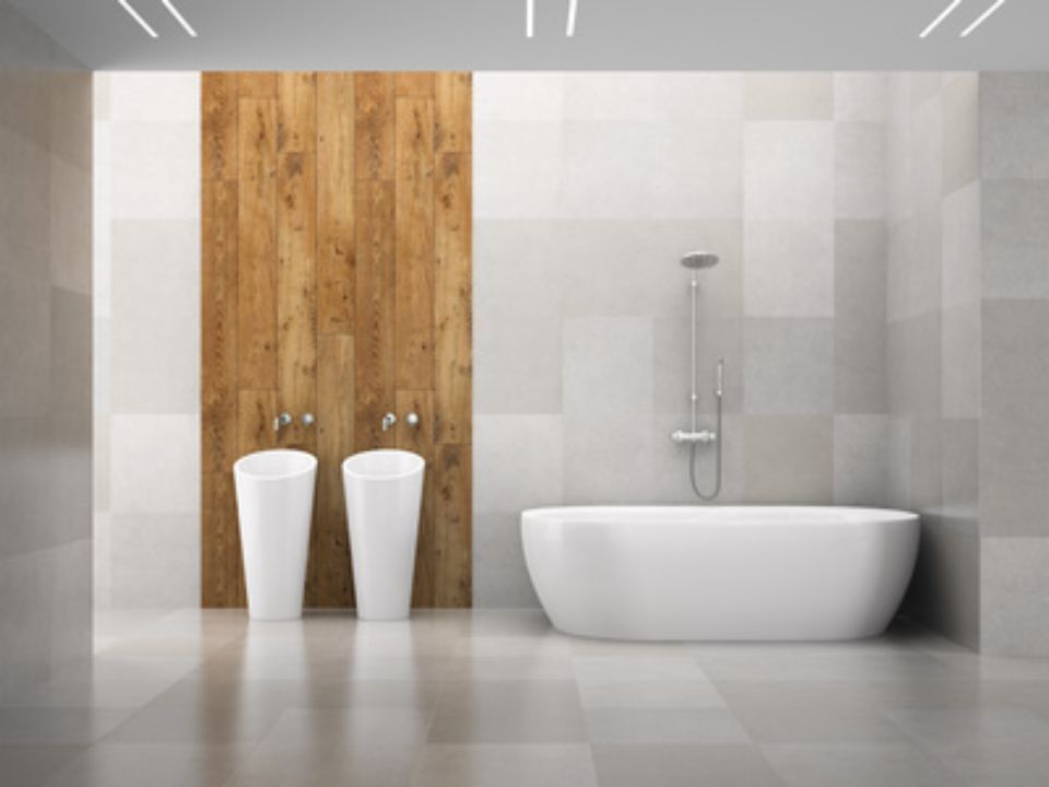 Modernes Badezimmer mit Holzakzentwand, zwei Waschbecken und einer freistehenden Badewanne.