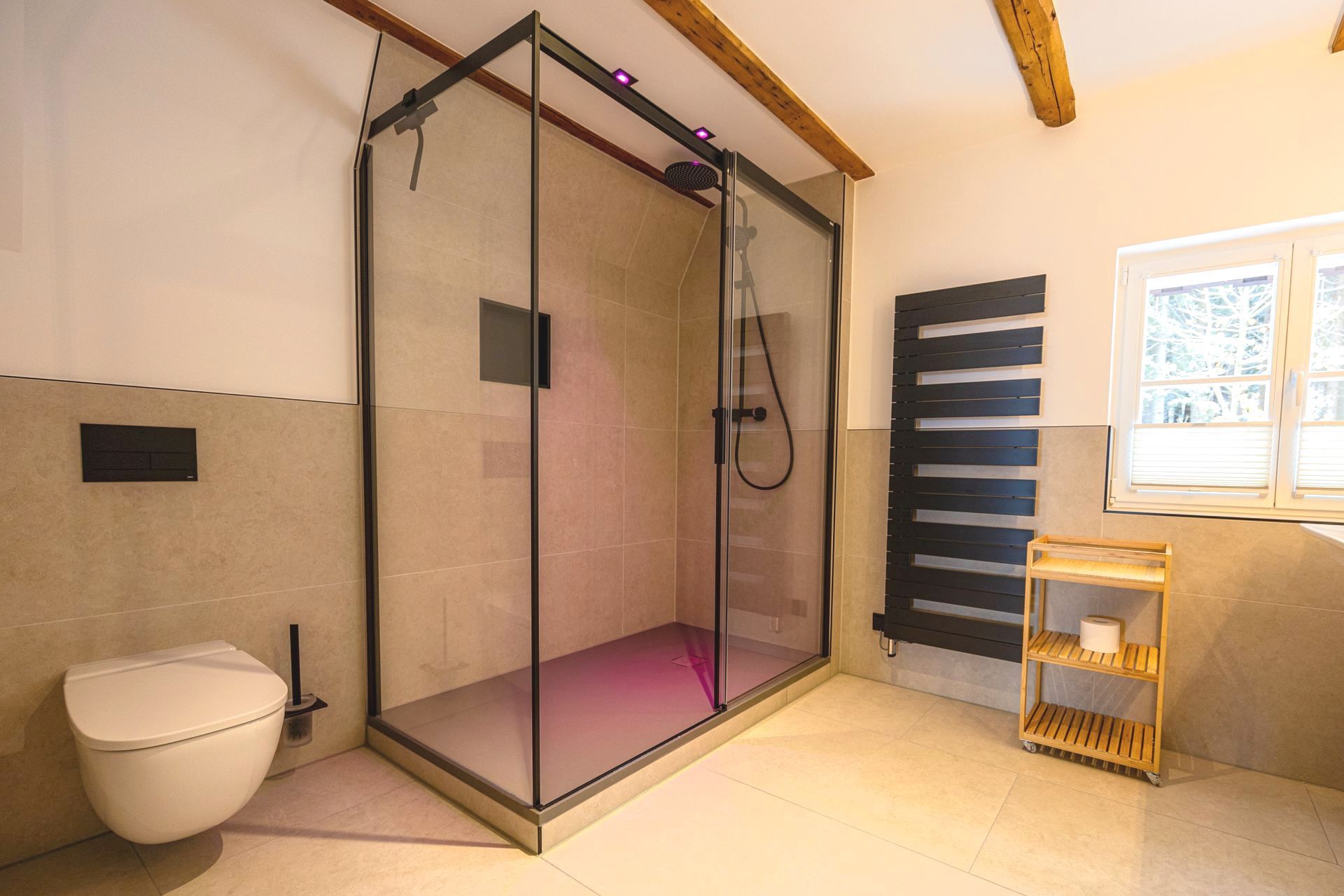 Modernes Badezimmer mit Glasdusche, Toilette und Holzregalen.