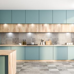 Moderne Küche mit blaugrünen Schränken, Holzakzenten und grau gefliester Küchenrückwand.