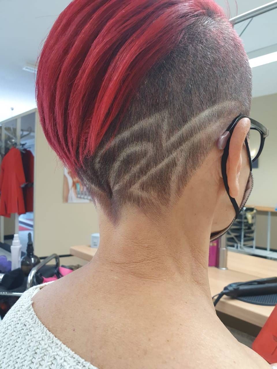 Ma Griffe Friseure Kurzhaarfrisur in Rot