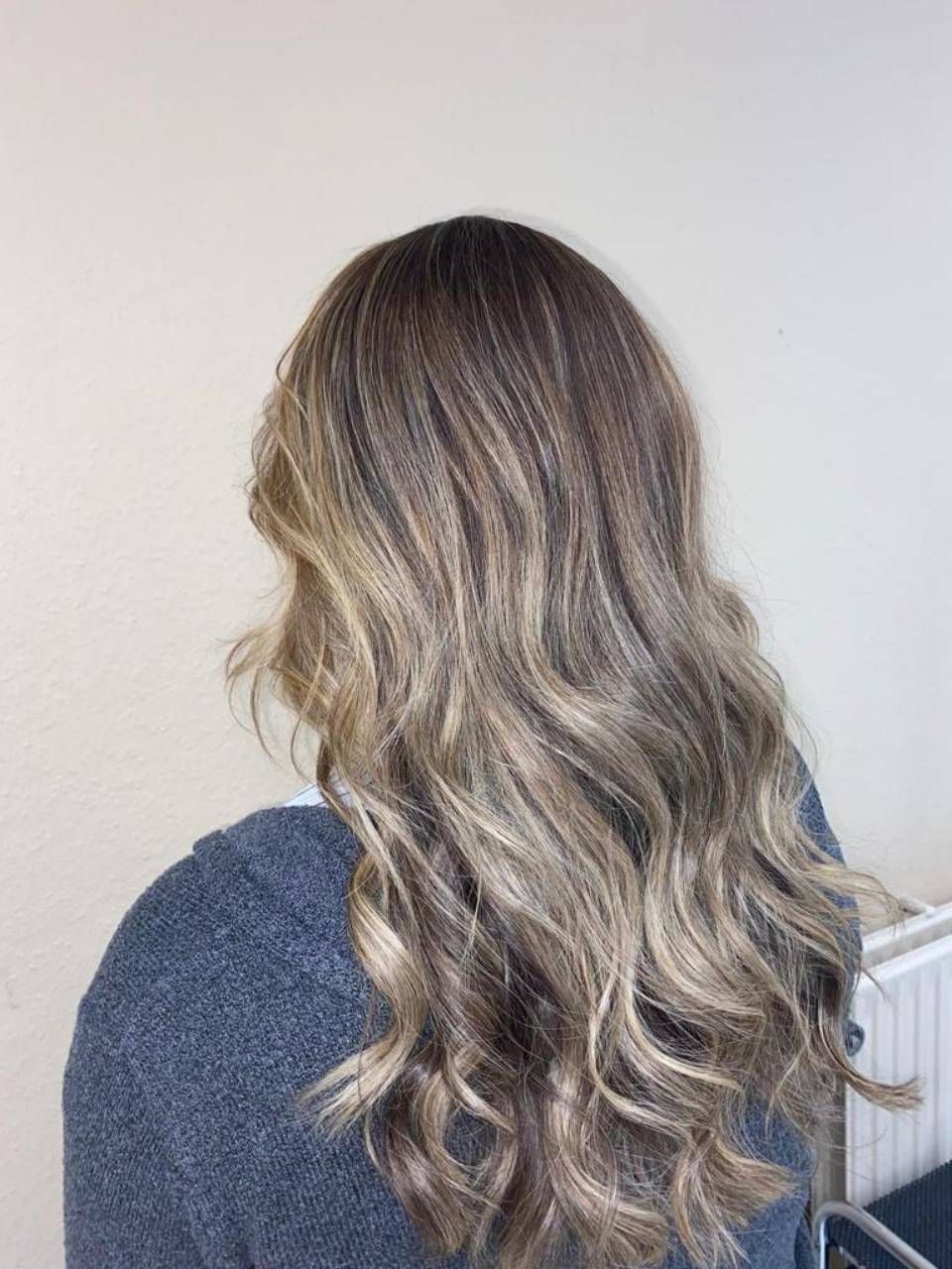 Ma Griffe Friseure Frau mit langen Haaren nach dem Friseurbesuch