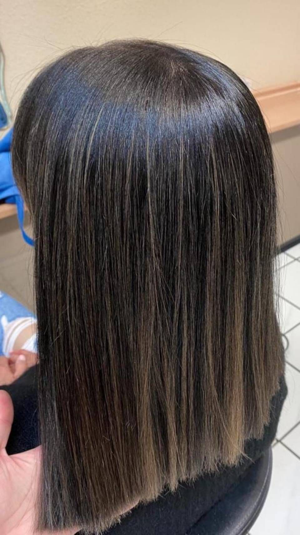 Ma Griffe Friseure Frau mit langen Haaren nach dem Friseurbesuch