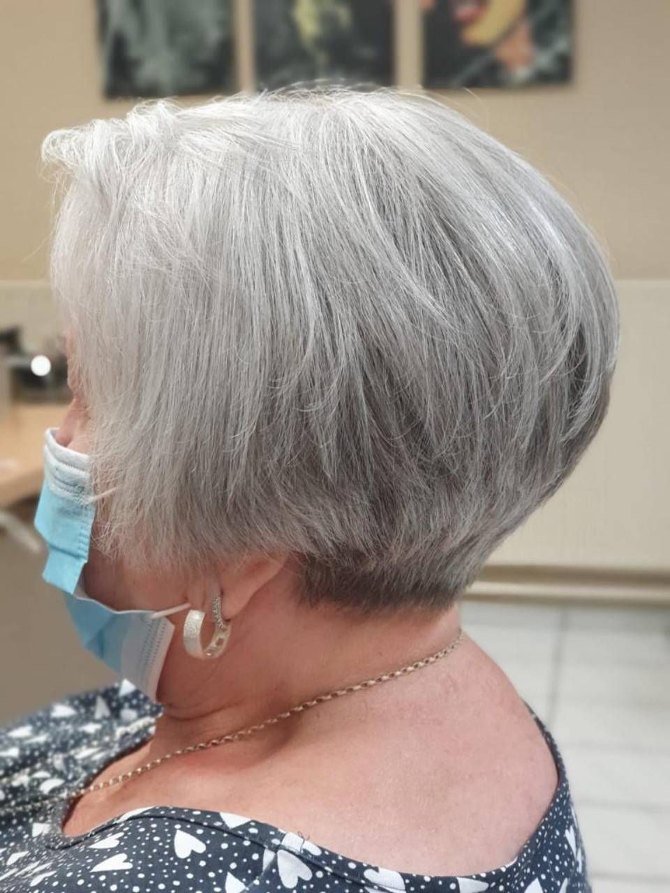 Ma Griffe Friseure Frau mit langen Haaren nach dem Friseurbesuch