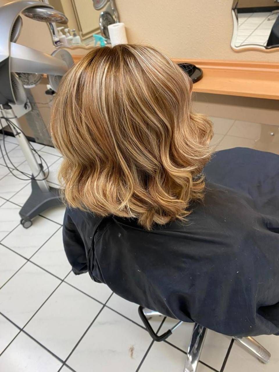 Ma Griffe Friseure Frau mit langen Haaren nach dem Friseurbesuch