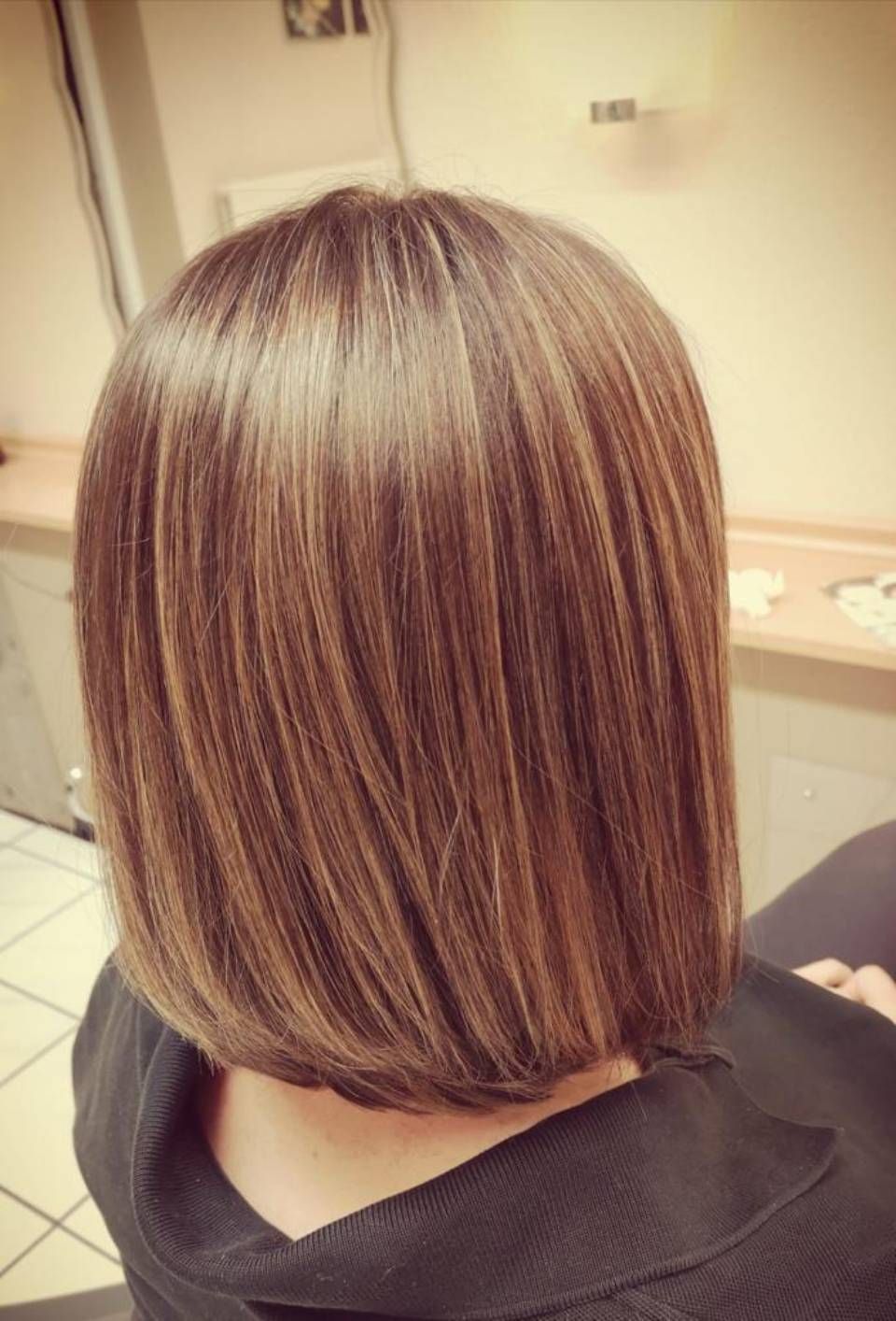 Ma Griffe Friseure Frau mit langen Haaren nach dem Friseurbesuch