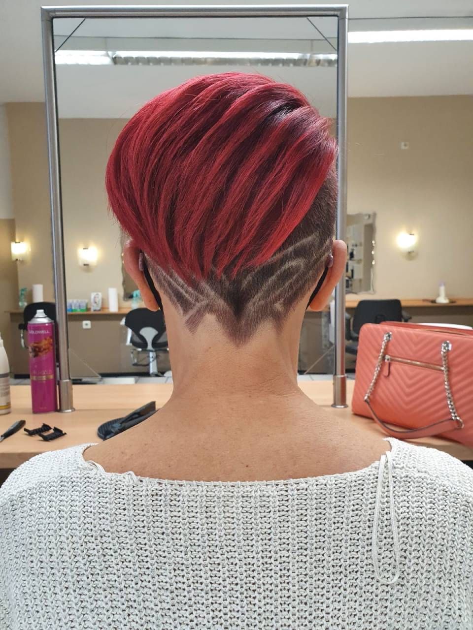 Ma Griffe Friseure Kurzhaarfrisur in Rot