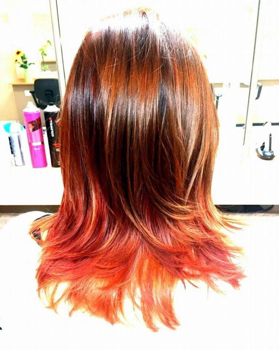 Ma Griffe Friseure Frau mit mittellangen Haaren nach dem Friseurbesuch