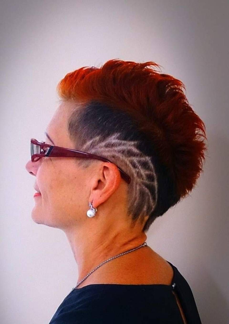 Ma Griffe Friseure Frau mit Kurzhaarfrisur