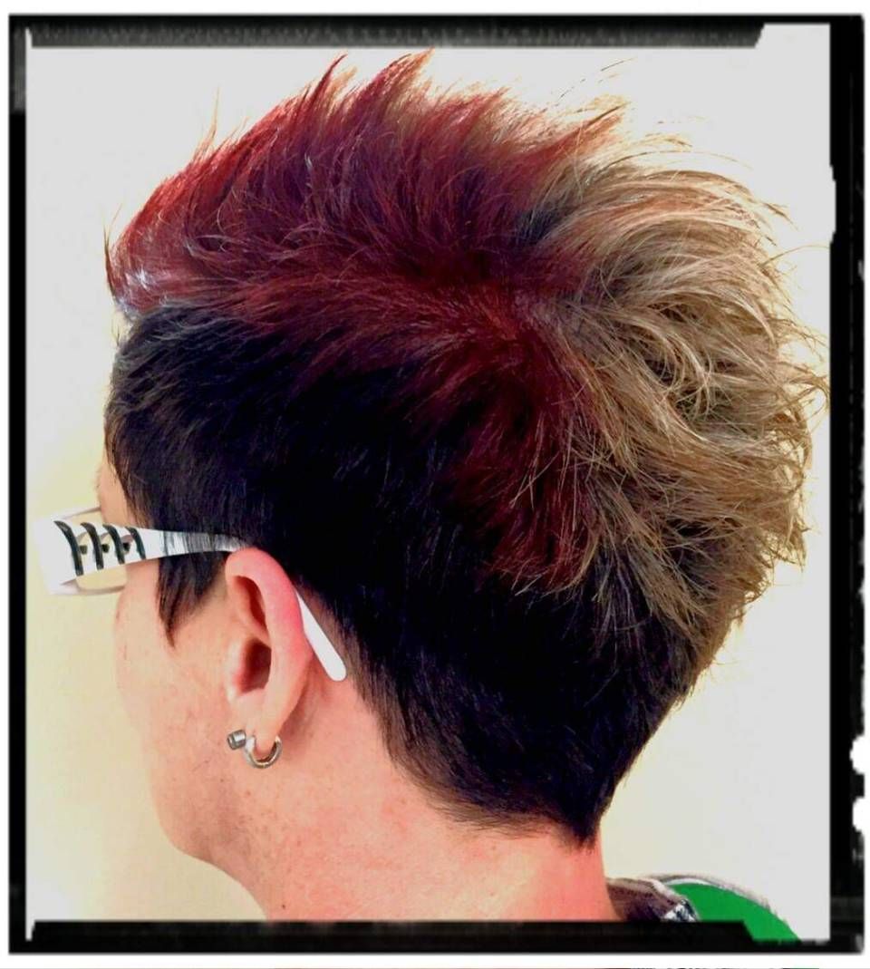 Ma Griffe Friseure Frau mit Kurzhaarfrisur