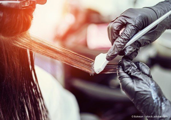 Ma Griffe Friseure Frau bekommt eine Strähne koloriert