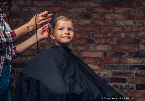 Junge beim Haare schneiden