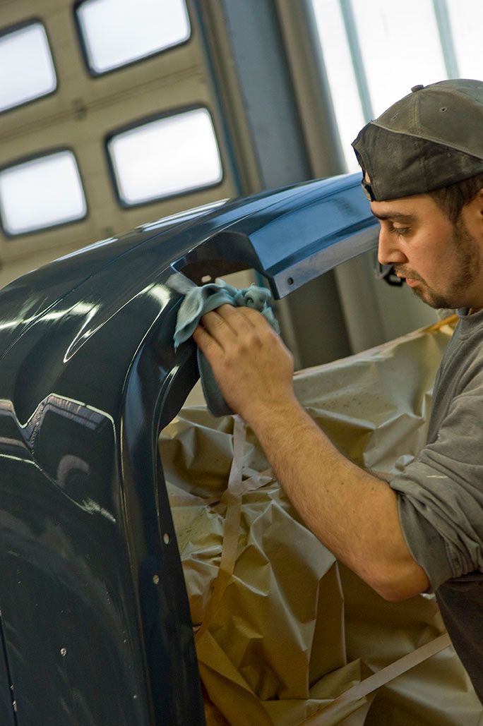 Mann repariert Auto in KFZ Werkstatt