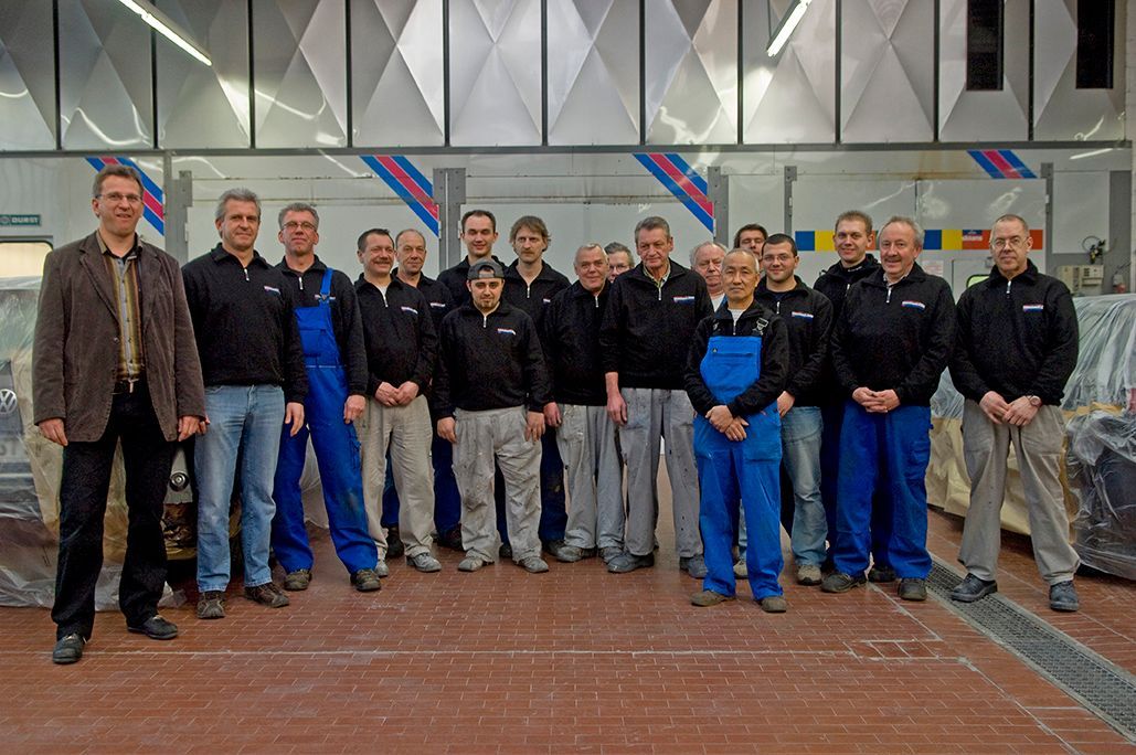 Kfz-Mechaniker in der Werkstatt Gruppenfoto
