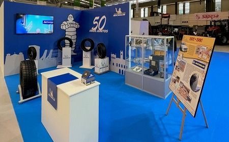 Un stand con un cartel que dice 50