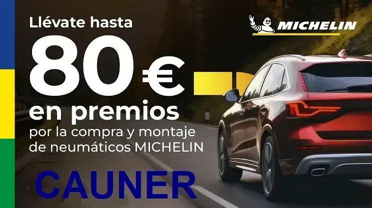Un coche rojo circula por una carretera con un logotipo Michelin en el fondo.